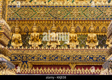 Bangkok, Thaïlande. Détail de la phra Mondop décoration extérieure, Gardien des démons. Banque D'Images