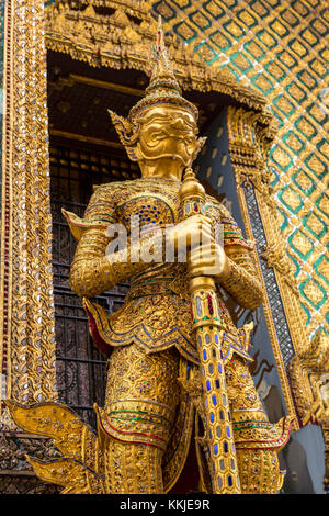 Bangkok, Thaïlande. Détail de la phra Mondop décoration extérieure, d'un tuteur (démon Yaksha). Banque D'Images