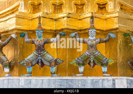 Bangkok, Thaïlande. Yakshas (démons) appuyant la chedi doré, Grand Palais Royal composé. Banque D'Images