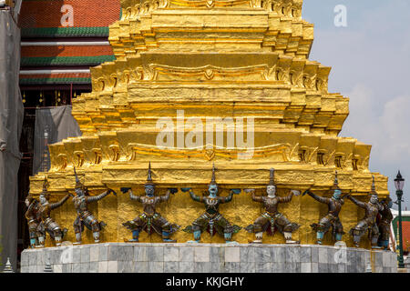 Bangkok, Thaïlande. Yakshas (démons) appuyant la chedi doré, Grand Palais Royal composé. Banque D'Images