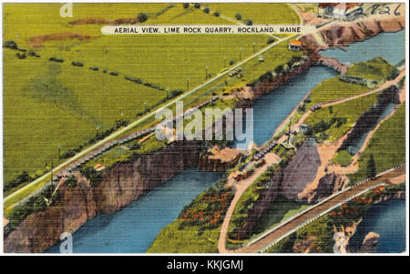 Une vue aérienne de Lime Rock Quarry à Rockland, dans le Maine, mettant en valeur l'étendue de la carrière et son environnement naturel. L'image capture les caractéristiques géographiques de la zone. Banque D'Images