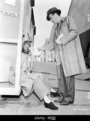 Vidéos des coulisses du tournage du grand film de 1946 « The Big Sleep ». Ce film noir, réalisé par Howard Hawks, est connu pour son intrigue complexe et les performances emblématiques de Humphrey Bogart et Lauren Bacall. Banque D'Images