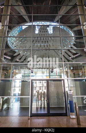 Grande statue du Bundesadler (allemand pour « l'aigle fédéral »), armoiries de l'Allemagne à l'intérieur de la salle plénière du Parlement allemand (Deutscher Bundestag) Banque D'Images