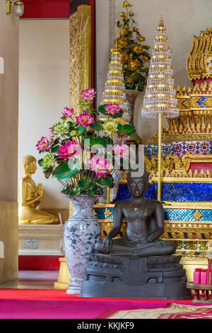 Bangkok, Thaïlande. Statue de Bouddha du Wat Saket (Phu Khao Thong), à côté de la monture d'or. Banque D'Images