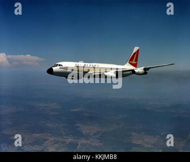 Le Convair 880-61, un avion de ligne commercial, est vu en vol au-dessus de l'Alaska en 1961. L'avion était connu pour sa vitesse et son efficacité au début du voyage aérien commercial. Banque D'Images