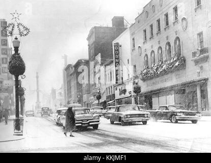 Cette photographie capture une tempête de neige de Noël sur le bloc 600 de la rue Hamilton en 1963. L'image met en valeur l'atmosphère de vacances et la scène hivernale enneigée du quartier. Banque D'Images