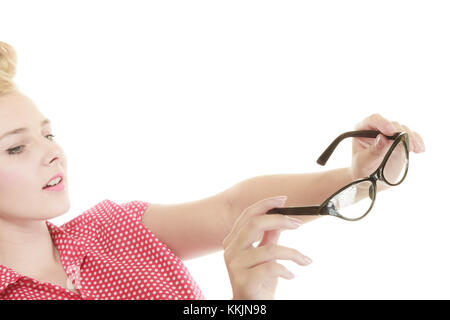 L'ophtalmologie, les problèmes de vue, lunettes élégant. concept pin up blonde girl wearing red shirt noir lunettes rétro holding. studio shot isolé Banque D'Images