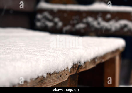 Première neige sur la construction en bois tableau Banque D'Images