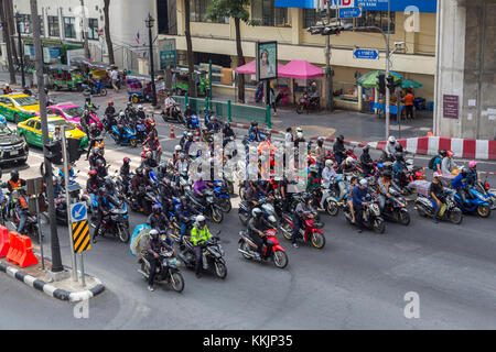 Bangkok, Thaïlande. Les motos à l'intersection par le sanctuaire d'Erawan. Banque D'Images