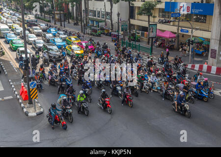 Bangkok, Thaïlande. Les motos à l'intersection par le sanctuaire d'Erawan. Banque D'Images