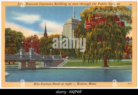 Le John Hancock Insurance Building est visible à travers les jardins publics de Boston, avec le Ritz Carlton Hotel situé sur la droite. Cette image capture un paysage urbain remarquable avec une architecture moderne dans un contexte historique du parc cityÂ€™s. Banque D'Images