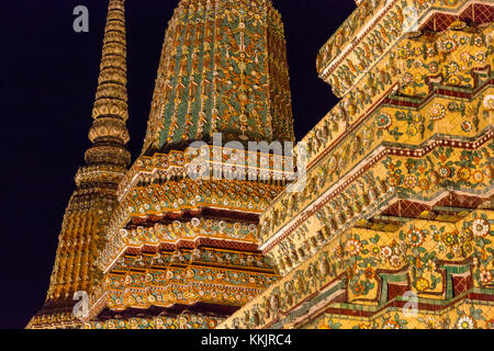 Bangkok, Thaïlande. Phra Maha Chedis des Rois Rama III, I et II, dans l'enceinte du Wat Pho Bouddha couché. Banque D'Images