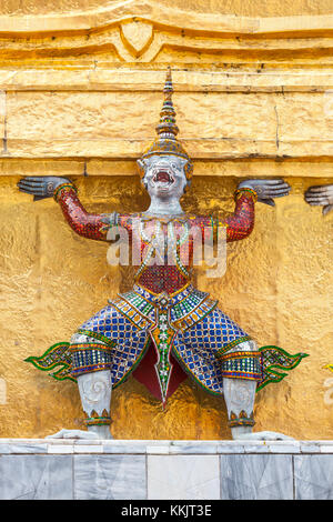 Bangkok, Thaïlande. Yakshas (démons) appuyant la chedi doré, Grand Palais Royal composé. Banque D'Images