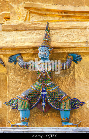 Bangkok, Thaïlande. Yakshas (démons) appuyant la chedi doré, Grand Palais Royal composé. Banque D'Images