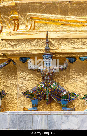 Bangkok, Thaïlande. Yakshas (démons) appuyant la chedi doré, Grand Palais Royal composé. Banque D'Images