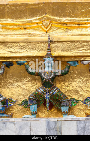 Bangkok, Thaïlande. Yakshas (démons) appuyant la chedi doré, Grand Palais Royal composé. Banque D'Images