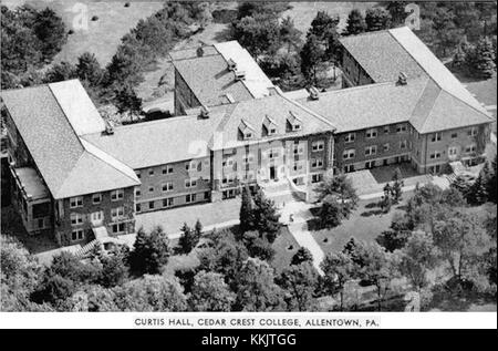 Vue aérienne de Curtis Hall au Cedar Crest College, prise en 1973, montrant l'aménagement du campus du collège et les environs. Curtis Hall est un bâtiment académique clé sur le campus universitaire. Banque D'Images
