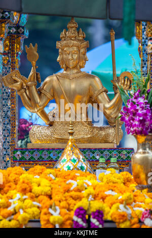 Bangkok, Thaïlande. Hindu Brahma dans le sanctuaire d'Erawan. Banque D'Images