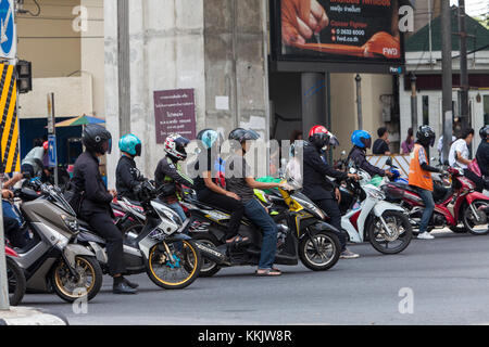 Bangkok, Thaïlande. Les motos à l'intersection par le sanctuaire d'Erawan. Banque D'Images