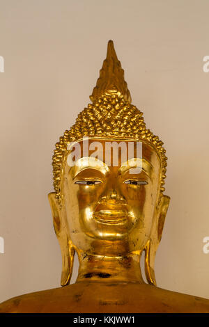 Bangkok, Thaïlande. Bouddha dans le Cloître (Phra Rabiang) entourant le Chedis des quatre premiers rois Rama, temple Wat Pho composé. Banque D'Images