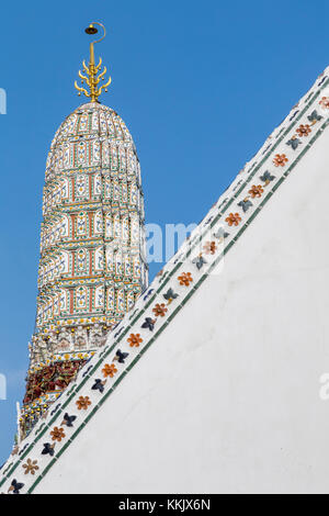 Bangkok, Thaïlande. Un satellite de Prang le Wat Arun dédié au dieu du vent Phra Phai. Banque D'Images