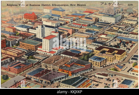 Une vue aérienne du quartier des affaires à Albuquerque, Nouveau-Mexique, capturée depuis un avion. L'image illustre l'aménagement urbain de la ville, avec son quadrillage distinct et ses bâtiments proéminents, reflétant la croissance et le développement du centre commercial d'Albuquerque. Banque D'Images