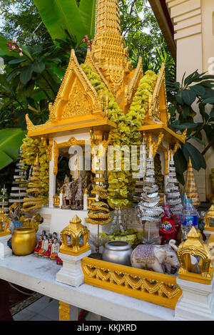 Bangkok, Thaïlande. Un réseau san phra phum, Thai Spirit House de l'esprit garder le terrain sur lequel une maison ou autre bâtiment est érigé. Banque D'Images