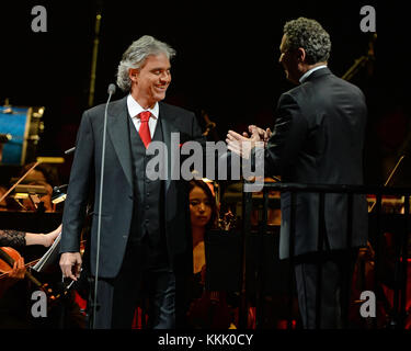 HOLLYWOOD, FL - le 12 février : Andrea Bocelli effectue au Hard Rock Live ! Dans le Seminole Hard Rock Hotel & Casino. Andrea Bocelli, OMRI, OMDSM est un ténor italien et l'auteur-compositeur. Né avec une mauvaise vision, il est devenu aveugle à l'âge de douze ans suite à un accident de football association le 12 février 2015 à Hollywood, Floride Personnes : Andrea Bocelli Banque D'Images