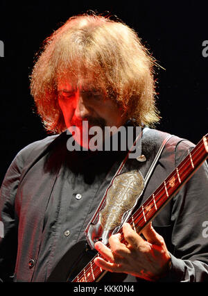 CLARKSTON, mi -- 06 AOÛT : Geezer Butler de Black Sabbath se produit lors de leur tournée '13' au DTE Energy Music Theater le 6 août 2013 à Clarkston, Michigan. Les gens : Geezer Butler Banque D'Images