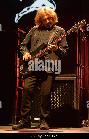 CLARKSTON, mi -- 06 AOÛT : Geezer Butler de Black Sabbath se produit lors de leur tournée '13' au DTE Energy Music Theater le 6 août 2013 à Clarkston, Michigan. Les gens : Geezer Butler Banque D'Images