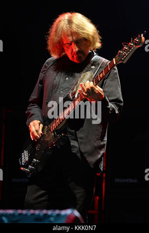 CLARKSTON, mi -- 06 AOÛT : Geezer Butler de Black Sabbath se produit lors de leur tournée '13' au DTE Energy Music Theater le 6 août 2013 à Clarkston, Michigan. Les gens : Geezer Butler Banque D'Images