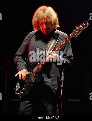 CLARKSTON, mi -- 06 AOÛT : Geezer Butler de Black Sabbath se produit lors de leur tournée '13' au DTE Energy Music Theater le 6 août 2013 à Clarkston, Michigan. Les gens : Geezer Butler Banque D'Images