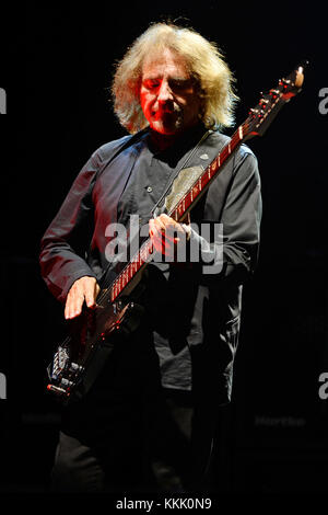 CLARKSTON, mi -- 06 AOÛT : Geezer Butler de Black Sabbath se produit lors de leur tournée '13' au DTE Energy Music Theater le 6 août 2013 à Clarkston, Michigan. Les gens : Geezer Butler Banque D'Images