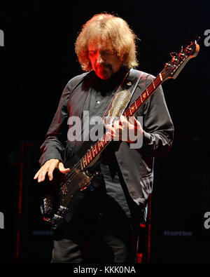 Clarkston, mi - août 06 : geezer butler de Black Sabbath effectue pendant leur '13' tour à la dte energy Music Theatre Le 6 août 2013 à clarkston, Michigan. Personnes : geezer butler Banque D'Images