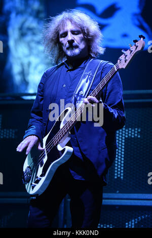 CLARKSTON, mi -- 06 AOÛT : Geezer Butler de Black Sabbath se produit lors de leur tournée '13' au DTE Energy Music Theater le 6 août 2013 à Clarkston, Michigan. Les gens : Geezer Butler Banque D'Images