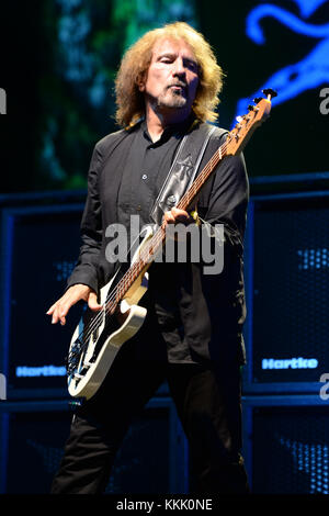 CLARKSTON, mi -- 06 AOÛT : Geezer Butler de Black Sabbath se produit lors de leur tournée '13' au DTE Energy Music Theater le 6 août 2013 à Clarkston, Michigan. Les gens : Geezer Butler Banque D'Images