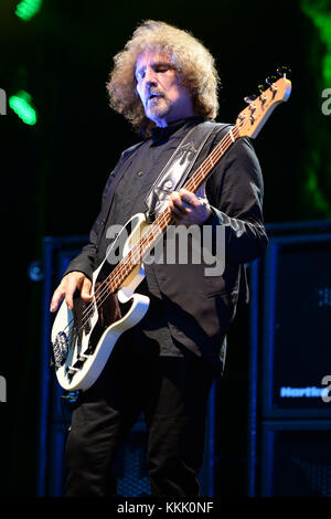 CLARKSTON, mi -- 06 AOÛT : Geezer Butler de Black Sabbath se produit lors de leur tournée '13' au DTE Energy Music Theater le 6 août 2013 à Clarkston, Michigan. Les gens : Geezer Butler Banque D'Images