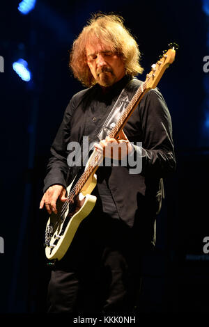 CLARKSTON, mi -- 06 AOÛT : Geezer Butler de Black Sabbath se produit lors de leur tournée '13' au DTE Energy Music Theater le 6 août 2013 à Clarkston, Michigan. Les gens : Geezer Butler Banque D'Images