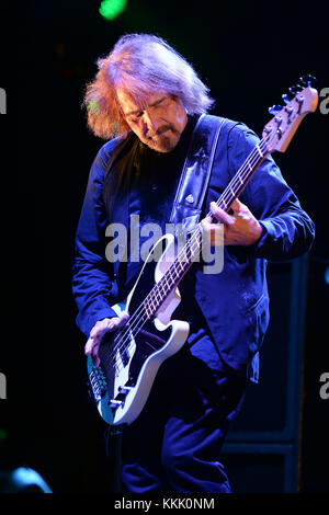 CLARKSTON, mi -- 06 AOÛT : Geezer Butler de Black Sabbath se produit lors de leur tournée '13' au DTE Energy Music Theater le 6 août 2013 à Clarkston, Michigan. Les gens : Geezer Butler Banque D'Images