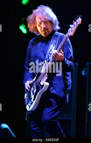 CLARKSTON, mi -- 06 AOÛT : Geezer Butler de Black Sabbath se produit lors de leur tournée '13' au DTE Energy Music Theater le 6 août 2013 à Clarkston, Michigan. Les gens : Geezer Butler Banque D'Images