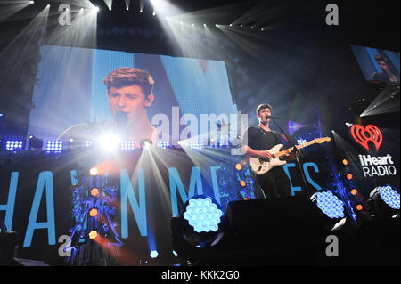 SUNRISE, FL - 18 DÉCEMBRE : Shawn Mendes se produit sur scène au Jingle ball 2015 de Y100 présenté par Capital One au BB&T Centre le 18 décembre 2015 à Sunrise, Floride. Personnes : Shawn Mendes Banque D'Images