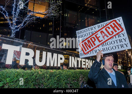 New York, États-Unis. 30 novembre 2017. Inspiré par un article de destitution du représentant Al Green (TX) et les sentiments de plusieurs autres membres du Congrès américain, un groupe d'action directe s'est formé et a résisté et les résidents de New York ont organisé leur manifestation hebdomadaire de destitution au Trump International Hotel & Tower New York-Central Park à Columbus Circle le 30 novembre 2017 ; S'engager à protester tous les jeudis jusqu'à ce qu'il soit parti de la Maison Blanche. Crédit : Erik McGregor/Pacific Press/Alay Live News Banque D'Images