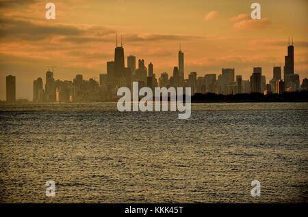 Les nuages de tempête sombre au large des côtes a bloqué l'aube de la création de la faible quantité de lumière à travers l'horizon de Chicago. Chicago, Illinois, USA. Banque D'Images