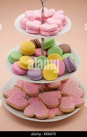 Cookies rose en forme de cœur et les cookies dans la ronde colorée candy le jour de la Saint-Valentin Banque D'Images