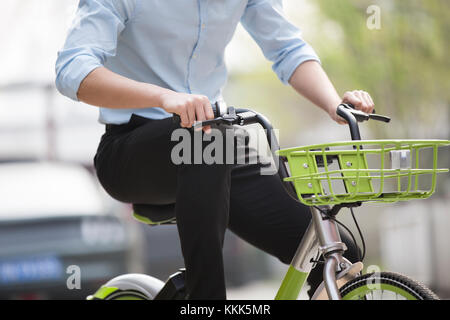 Jeune chinois man riding a bike partager Banque D'Images