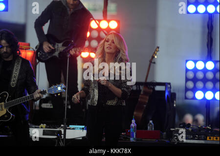 New York, NY - 23 octobre : Carrie Underwood effectue sur nbc's "today show" du Rockefeller Plaza le 23 octobre 2015 dans la ville de New York. Personnes : Carrie Underwood Banque D'Images