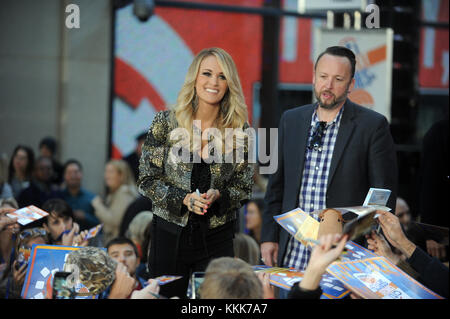 NEW YORK, NY - 23 OCTOBRE : Carrie Underwood effectue sur NBC's "Today Show" du Rockefeller Plaza le 23 octobre 2015 dans la ville de New York. People : Carrie Underwood Banque D'Images