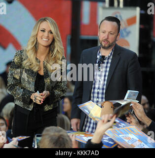 NEW YORK, NY - 23 OCTOBRE : Carrie Underwood effectue sur NBC's "Today Show" du Rockefeller Plaza le 23 octobre 2015 dans la ville de New York. People : Carrie Underwood Banque D'Images