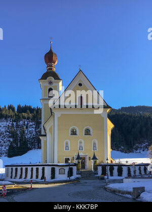 Petite église à Going am Wilden Kaiser sur une après-midi d'hiver à l'avant d'un ciel bleu Banque D'Images