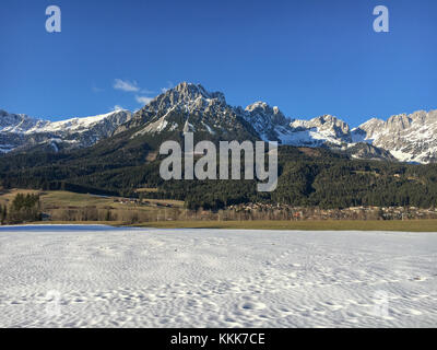 Ellmau et belle chaîne de montagnes (Kaiser Mountains) devant un ciel bleu dans la région de Wilder Kaiser au Tyrol, en Autriche Banque D'Images